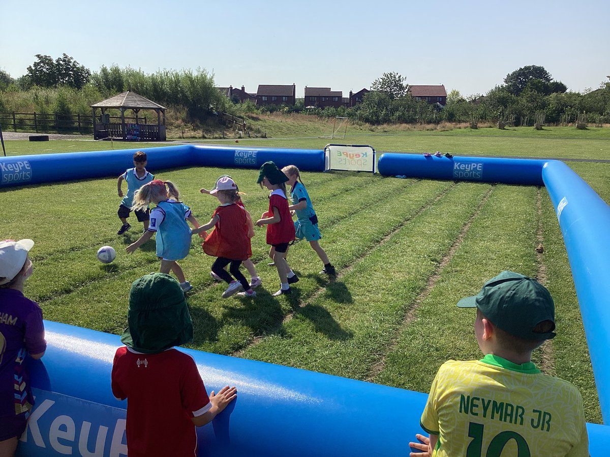 GatesRobins's tweet photo. We had a great morning on the inflatable football course! #thegatespe @keypesports https://t.co/Rxq2PTvV04