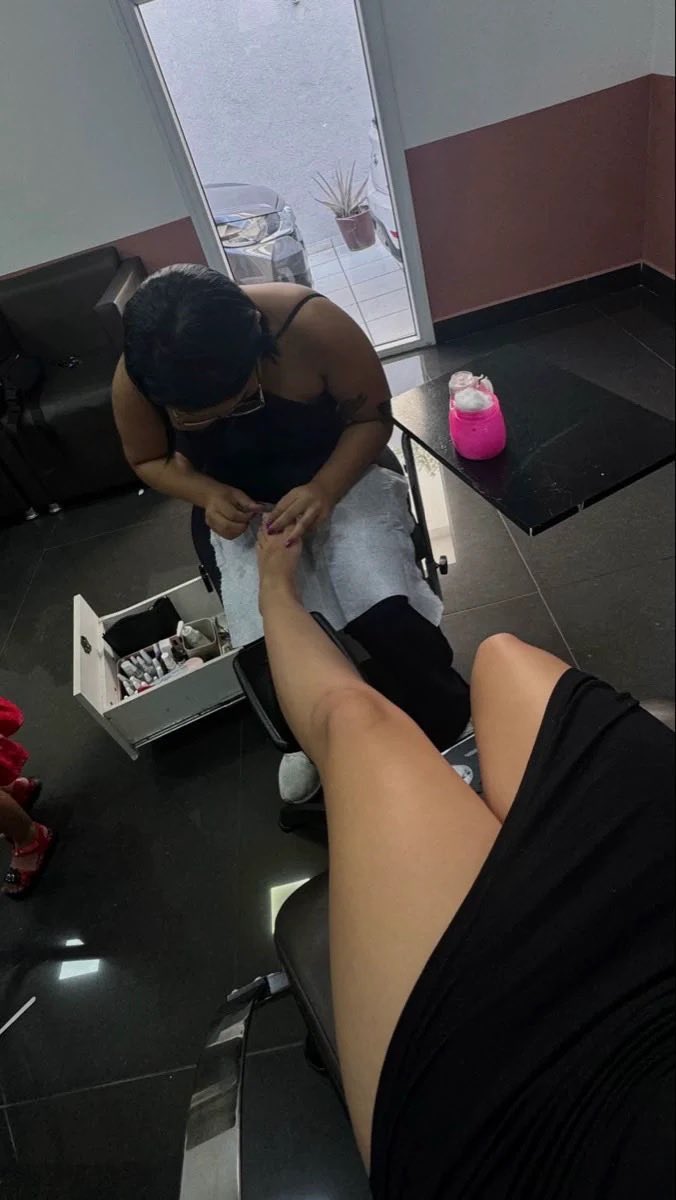 Cynthia_gracee's tweet photo. Je suis entrain de faire des pédicure et vous savez quoi? Ça m’excite grave🖤🫦🙈 https://t.co/4kpcnwQoWH