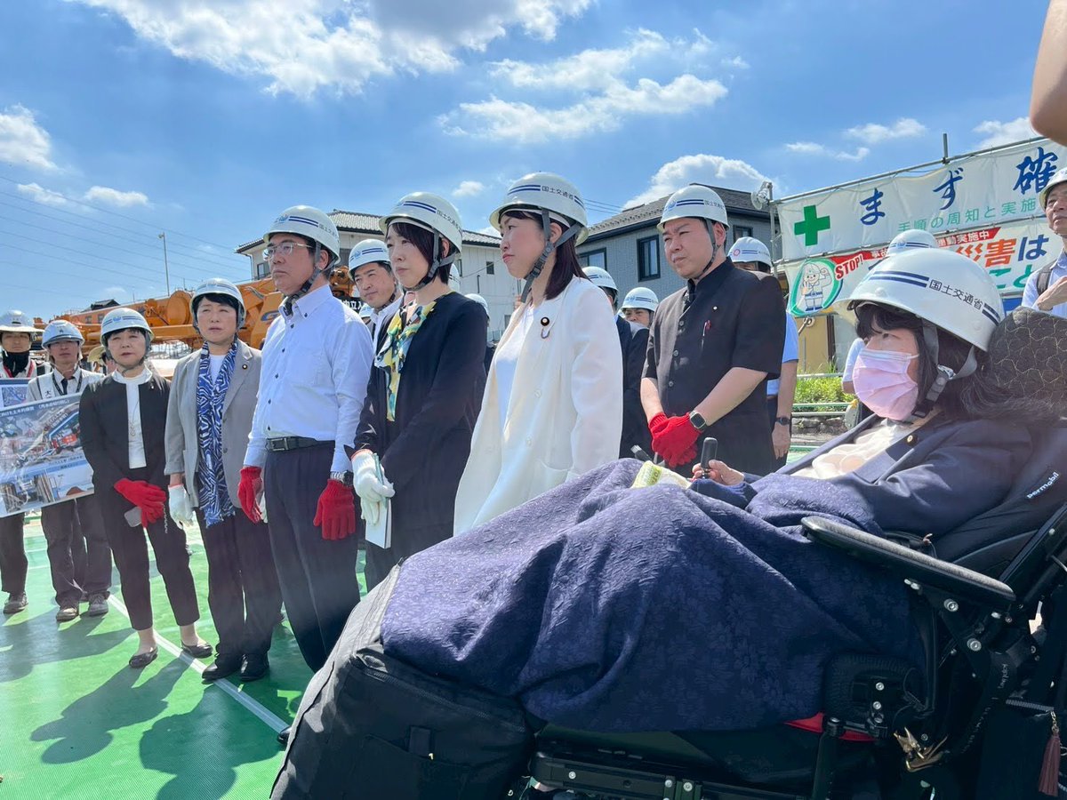eikokimura's tweet photo. 昨日、国土交通委員会の視察で、埼玉県八潮市で発生した陥没事故の工事現場を視察しました。

工事の進捗状況や、こうした事故が今後起きないための対策や課題について担当の方から詳しく聞きました。また現場では、車椅子の私の目線の高さからも見やすいよう、ネットを一時的に外す合理的配慮を提供してくださり、非常に助かりました。

その後は中川水循環センターに場所を移し、意見交換を行いました。私からは災害への備えなどについて質問しました。

視察を通じて得た学びを、来週行われる下水道法案の質疑に生かしていきたいと思います。

#木村英子