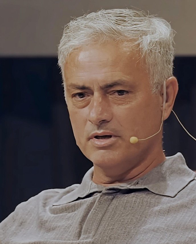 Trollkickoff's tweet photo. 🎙️ José Mourinho on the difference between a captain and a true leader:

🗣️ Mourinho: “I had captains who were not leaders. The captain and the leader are a big, big difference.

When you have real leaders, you can focus more on the coaching side. I had one at Porto, Jorge Costa.

We were losing 2-0 at halftime against Belenenses. I was walking towards the dressing room, and everyone could see I was furious. Jorge Costa stopped me and said: ‘Wait outside for two minutes, please.’

He went inside, closed the door, and did the dirty job for me. Then he opened the door and told me: ‘Coach, now you can go.’

He did everything I would have done in that dressing room. We came back and won 3-2. He was a centre-back who almost never scored goals, but he scored two that day.

You don’t buy leaders. You don’t create leaders. When you have them, your team is already one step ahead.”