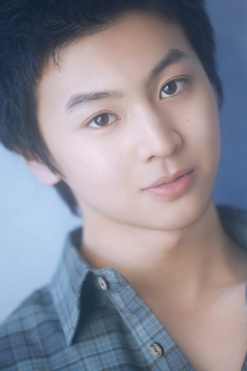 Emo_miu's tweet photo. ＼Emo!インタビュー／
#藤本洸大  〈ドラマ『クロスロード ～救命救急の約束』～〉チェキプレも💜【エモ写真17枚】

芸能界入りや憧れの人のお話に、
ちょこっとQ&amp;Aも💭

#ドラマクロスロード は
TVerやTELASAで見逃し配信中📡
🔗https://t.co/YRok3eOzOs

@crossroad_ex #Emomiu https://t.co/dF7Pf9DexI