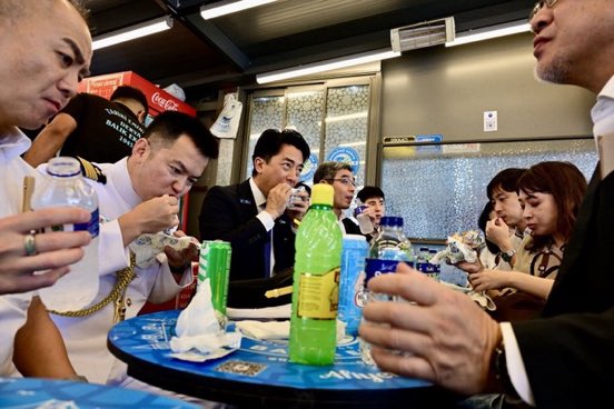 Japonya Savunma Bakanı'ndan Türkiye Ziyareti Sonrası Sürpriz Lezzet Molası: Balık Ekmek