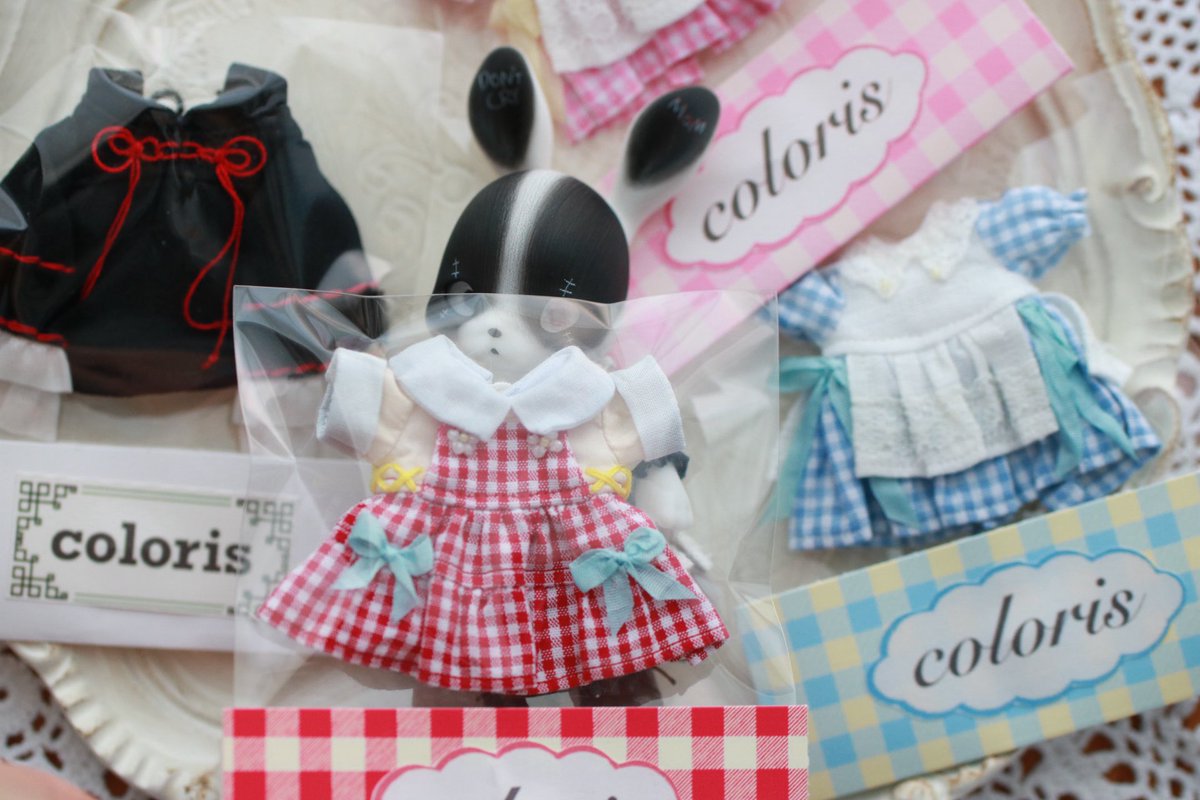 coloris_doll's tweet photo. 自分が梱包しやすいから始めた一般的に逆の梱包だけど、こうやってドールに当てて「似合うかな〜?」って検討する方が多くてこの梱包にして良かったなってイベントの度に思う https://t.co/cigurZDSYR