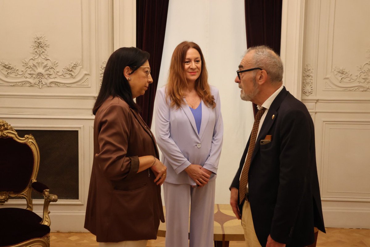 cortsval's tweet photo. 📚 @LlanosMasso, acompanyada per altres membres de la Mesa i representants dels Grups Parlamentaris, ha rebut la memòria anual del Consell Valencià de Cultura, de mans del seu president, José María Lozano.

@CVCultura 
@cortsval https://t.co/lZ9u7IsX2D