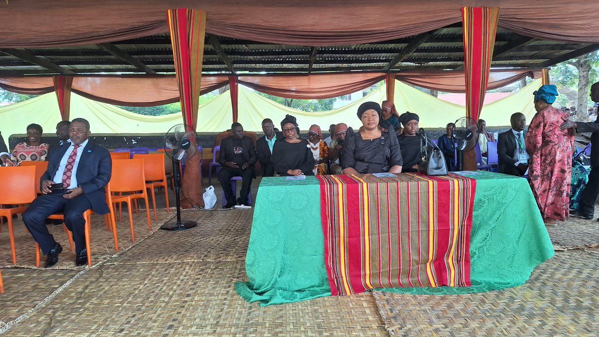 SsenyonjoMosesk's tweet photo. Ntuuse e Kasese okukungubagirako Omumbere w'Obusinga bwa Rwenzururu olwokuviibwako mwannyina, "Rubugha Asinace Muhindo KunihiraKibazanzanga" Omukama gwe yajjuludde. Ku lwa St. Mary's College Lugazi tusaasidde nnyo Abayizi baffe n'Abantu b'Obusinga olwokuviibwako maama on. MHSRIP https://t.co/QCzMIUMsqK