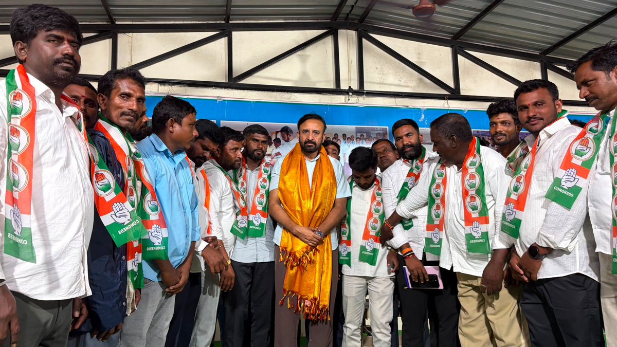 MadanMohanINC's tweet photo. ఎమ్మెల్యే మదన్ మోహన్ గారి సమక్షంలో కాంగ్రెస్ పార్టీలో చేరిన బీజేపీ నాయకులు:

ఎల్లారెడ్డి నియోజకవర్గం ఎల్లారెడ్డి మండల బీజేపీ పార్టీ మండల కార్యదర్శి నరేష్, అలాగే ఎల్లారెడ్డి టౌన్ బీజేపీ కార్యదర్శి శంకర్ ఎమ్మెల్యే మదన్ మోహన్ గారి సమక్షంలో కాంగ్రెస్ పార్టీలో చేరారు. ఈ సందర్భంగా ఎమ్మెల్యే గారు వారికి కాంగ్రెస్ పార్టీ కండువాలు కప్పి పార్టీలోకి సాదరంగా ఆహ్వానించారు.