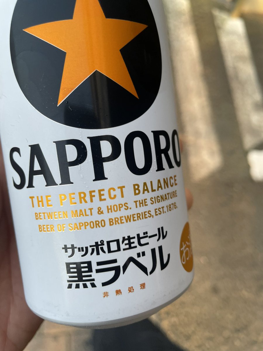slimetsumuri's tweet photo. 夏にコンビニの前で飲むビールよりうまいもんがあるのかよ？
よくぞ今週も金曜日まで辿り着きました(©︎オーバーザサン) https://t.co/Ozn9M1nTnr