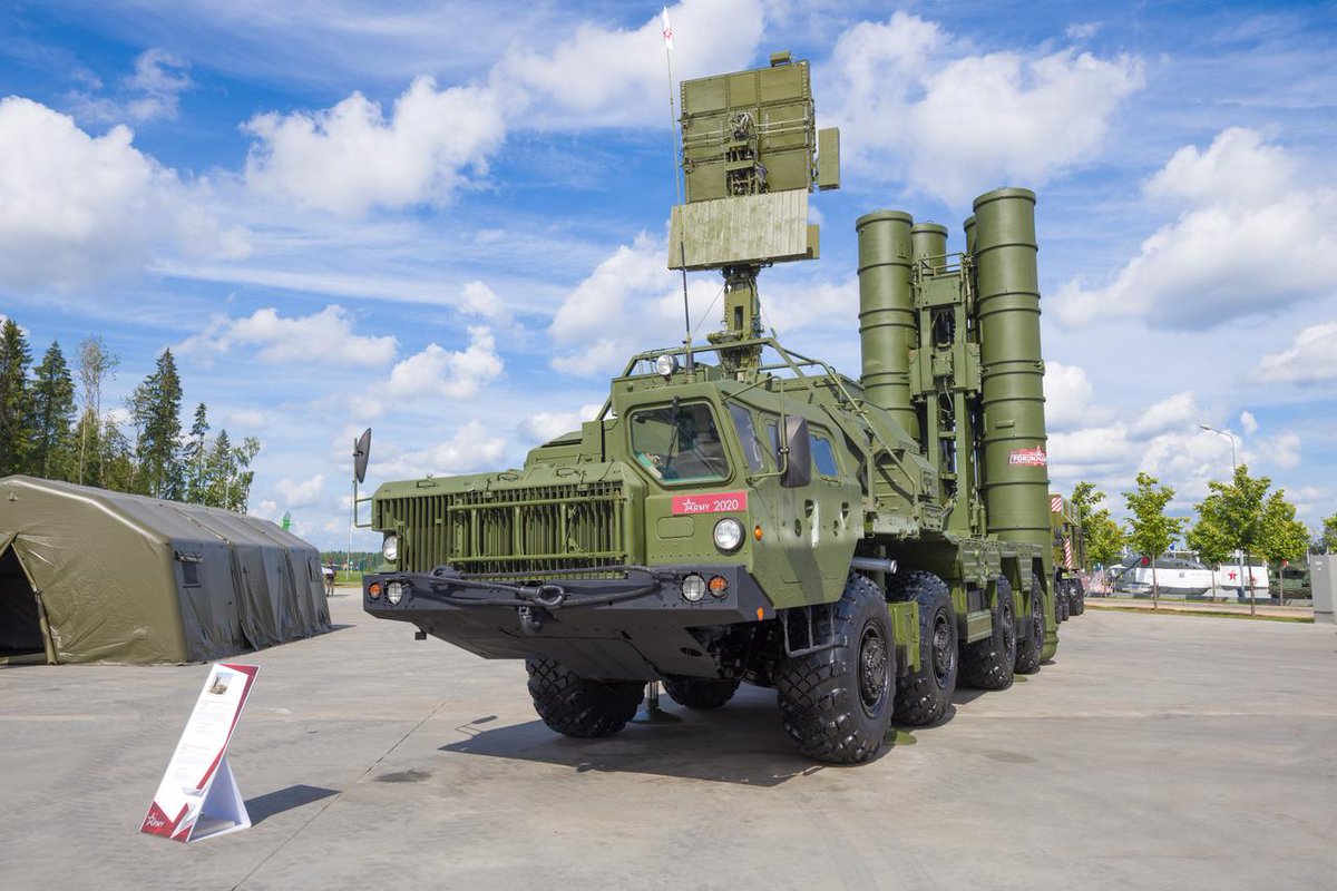 Ukladsil's tweet photo. Turecki system S-400 prawdopodobnie trafi do kraju trzeciego, co może otworzyć Ankarze drogę do pozyskania samolotów F-35. 

Według doniesień felietonisty Hurriyet Abdulkadira Selviego rosyjskie systemy obrony powietrznej S-400  kupione wcześniej przez Turcję zostaną sprzedane państwu trzeciemu. Ogłoszenia transakcji można się spodziewać w piątek.

Selvi napisała, że ​​zamiast pytać, co stanie się z systemem S-400, bardziej istotne może być pytanie o to, co już się z nim stało, zauważając, że prezydent Erdogan odpowiedział na pytanie o systemy słowami „bądźcie czujni”.

Według raportu kwestia systemu S-400 powróciła do porządku obrad po ogłoszeniu przez Trumpa zniesienia sankcji CAATSA, ponieważ sankcje te zostały pierwotnie nałożone bezpośrednio w wyniku zakupu systemu S-400 przez Turcję.

Selvi napisał, że chociaż wiadomo, iż turecki personel został przeszkolony w Rosji w obsłudze tych systemów i że w razie potrzeby system S-400 może zostać szybko aktywowany, nie ma jasnych informacji na temat ich obecnego statusu, czy zostały aktywowane, pozostają w magazynie, czy też zostały wysłane do innego kraju. Sytuację tę określił jako całkowitą zagadkę.

Doniesiono, że zniesienie sankcji CAATSA będzie wymagało od prezydenta USA Donalda Trumpa wysłania formalnego listu powiadamiającego do Kongresu, w którym odniesie się do trzech kwestii: sprawy uruchomienia systemu S-400, posiadania przez Ankarę tego sytemu i że zobowiązuje się ona nie rozwijać podobnych relacji z Rosją w przyszłości.

W raporcie stwierdzono, że jeśli członkowie Kongresu nadal nie będą przekonani, że te warunki prawne zostały spełnione, sprawa może zostać poddana pod głosowanie.

Selvi napisał, że według uzyskanych przez niego informacji system S-400 został sprzedany państwu trzeciemu. Ogłoszenie transakcji ma nastąpić w piątek, a nabywcą został kraj Zatoki Perskiej.

Dodał, że w ostatniej chwili wciąż ustalano szczegóły, a pozostałe kwestie rozwiązano do północy.

Według raportu niektóre źródła wskazują na Zjednoczone Emiraty Arabskie (ZEA) jako nabywcę, podczas gdy inne wskazują na Katar. Selvi stwierdził, że najlepiej będzie poczekać na oficjalne ogłoszenie.

Napisał, że zarówno ZEA, jak i Katar doświadczyły poważnych wstrząsów na skutek niedawnych konfliktów w regionie.

Selvi napisał, że pozbywając się systemu S-400, Turcja nie tylko uniknie sankcji CAATSA, ale także odniesie korzyści finansowe ze sprzedaży.

Turecki dziennikarz napisał, że frazą, którą najczęściej można było usłyszeć podczas szczytu NATO, było „NATO 3.0”, ale dodał, że nie jest pewien, czy koncepcja ta została osiągnięta w przypadku NATO jako całości.

Z perspektywy Ankary – napisał – Turcja osiągnęła swój własny wynik „3-0”, odnosząc się do trzech wydarzeń: zniesienia sankcji CAATSA, dostawy silników KAAN i otwarcia drogi do sprzedaży samolotów F-35.

W kontekście dyskusji toczących się w Izraelu na temat ewentualnego powrotu Turcji do programu myśliwców F-35 nasilają się rozmowy dotyczące konsekwencji wzmocnienia potencjału militarnego Ankary. 

Izraelscy eksperci obawiają się, że uzyskanie przez Turcję dostępu do nowoczesnej zachodniej broni może wpłynąć na dotychczasową równowagę sił w regionie. 

Premier Izraela Netanjahu mówił już wcześniej o ryzyku związanym z przekazaniem samolotów F-35 Turcji, podkreślając znaczenie utrzymania przewagi technologicznej izraelskich sił powietrznych. Jako przykład izraelskie media przytaczają Libię, gdzie Turcja od 2019 roku aktywnie wykorzystuje drony Bayraktar TB2, sprzęt do wojny elektronicznej oraz zapewnia wsparcie wojskowe siłom sojuszniczym. 

Według „The Jerusalem Post” doświadczenie to pokazało zdolność Ankary do wykorzystywania technologii obronnej jako narzędzia polityki regionalnej.

Źródła: Turkiye Today, The Jerusalem Post