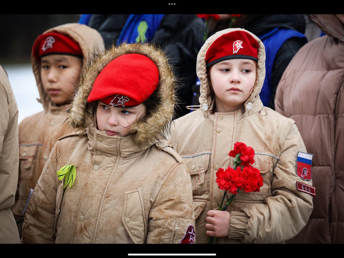 GrafKorina's tweet photo. Das ist kein Unterricht. Das ist die systematische Auslöschung einer Generation.

Die OSZE wirft Russland vor, rund 1,6 Millionen ukrainische Kinder und Jugendliche in den besetzten Gebieten militärisch zu indoktrinieren. Sie werden ihrer Identität beraubt, auf den Dienst in der russischen Armee vorbereitet und gegen ihr eigenes Land erzogen.

Unabhängige Experten kommen zu dem Schluss: Das könnte ein Verbrechen gegen die Menschlichkeit sein. Das Ziel ist nicht nur die Besetzung von Territorium – sondern die Zerstörung der ukrainischen Nation von innen

👉Ich finde, dieser Bericht gehört zu den erschütterndsten Dokumenten der letzten Monate. Es geht nicht “nur” um Propaganda, sondern um den staatlich organisierten Versuch, Kinder und Jugendliche dauerhaft ihrer Sprache, Identität und Loyalität zu entfremden und sie gegen das eigene Herkunftsland einzusetzen. Für mich ein Genozid

https://t.co/Y5J9aR32Qr