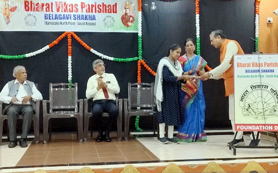 sureshjainBVP's tweet photo. 9 जुलाई 2026 |भारत विकास परिषद (बेलगावी) शाखा द्वारा महिलाओं को आत्मनिर्भर बनाने के उद्देश्य से जरूरतमंद महिलाओं को सिलाई मशीन का एवं साहयतार्थ राशि वितरण @PMOIndia @narendramodi @RSSorg @BVPorg @sewabharati https://t.co/ElO3IQ35eC