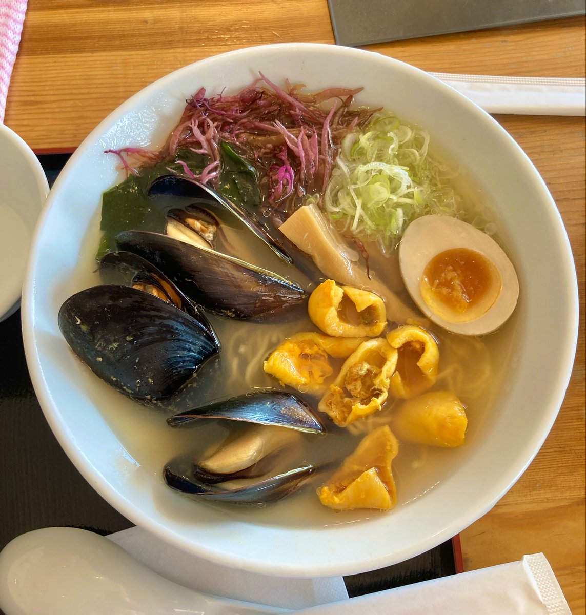 sayumino1nichi's tweet photo. 今日、観光の仕事で「ホヤぼーやはすごいし、ホヤフレンズはすばらしいです」という話をすることになっていたので、お昼はホヤ塩ラーメンを食べました！(リアスキッチン)
ホヤ出汁、ムール貝出汁がしみるおいしさ！ホヤ好きならぜひ。好きな味なのでまた食べます。 https://t.co/GZaZDOZz4P