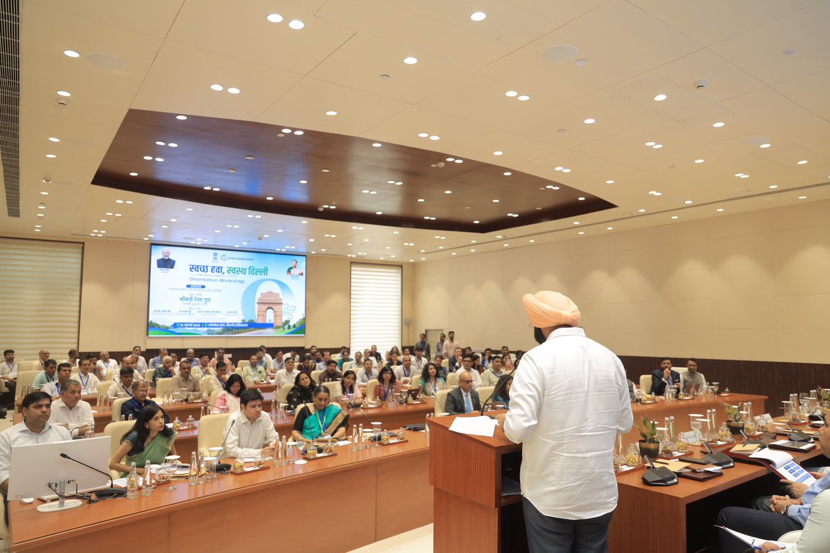 mssirsa's tweet photo. World Bank और दिल्ली सरकार के पर्यावरण विभाग द्वारा आयोजित 'Swachh Hawa, Swasth Delhi – Delhi Clean Air Program' का आज माननीय मुख्यमंत्री श्रीमती @gupta_rekha जी ने शुभारंभ किया।

आदरणीय प्रधानमंत्री श्री @narendramodi जी के विज़न और नेतृत्व में शुरू हुआ ₹8,300 करोड़ का यह सात वर्षीय कार्यक्रम दिल्ली की हवा को स्वच्छ बनाने की दिशा में एक बड़ा कदम है। आधुनिक तकनीक, बेहतर निगरानी और सभी विभागों के बेहतर तालमेल से प्रदूषण पर और प्रभावी ढंग से काम किया जा सकेगा।

माननीय मुख्यमंत्री जी के नेतृत्व में हमारी सरकार स्वच्छ और स्वस्थ दिल्ली के लक्ष्य को लेकर लगातार आगे बढ़ रही है। नई EV Policy, 32,000 EV चार्जिंग पॉइंट, इलेक्ट्रिक बसों का विस्तार, 70 लाख पौधारोपण, धूल और खुले में कचरा जलाने पर सख्ती तथा यमुना के पुनर्जीवन जैसे कई ठोस कदम इसी दिशा में उठाए जा रहे हैं।

इस अवसर पर मेरे साथी कैबिनेट मंत्रीगण और वर्ल्ड बैंक के एक्टिंग कंट्री डायरेक्टर श्री पॉल प्रोसी जी भी उपस्थित रहे।

@p_sahibsingh 
@ashishsood_bjp 
@WorldBankGroup