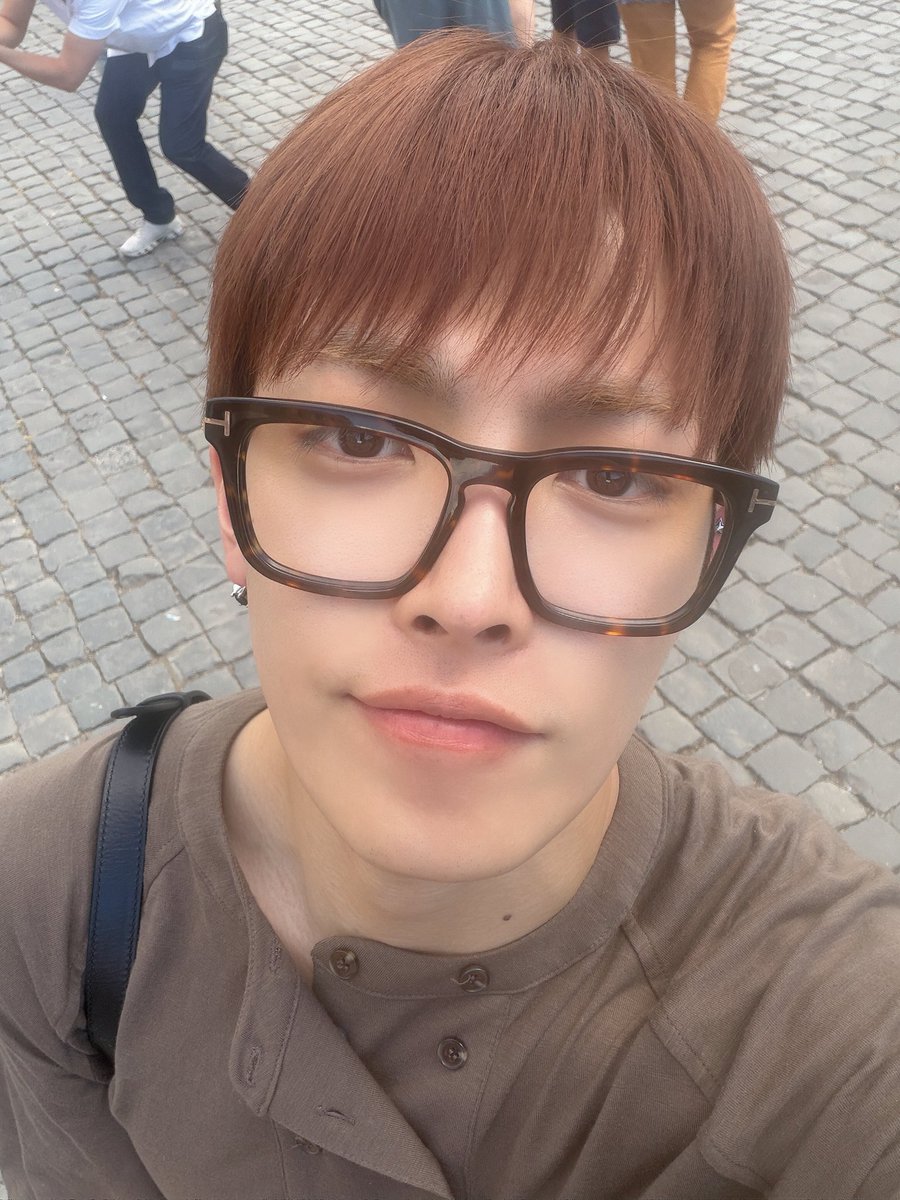 m0men1_s2's tweet photo. 260710 #홍중 프롬 타래 https://t.co/HrAzMucNlB