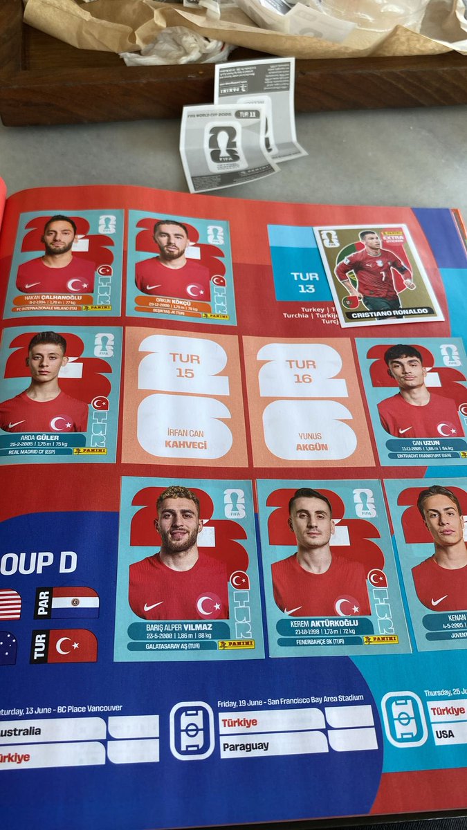 samet_aytac05's tweet photo. @atadogann Sağ üstte ki ronaldo gold diye geçiyor ebay den ortalama 30-50 dolar arasına gidiyor https://t.co/Wfdbs42Pjb