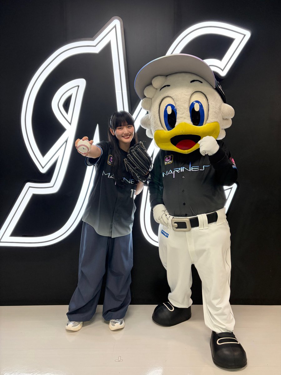chibalotte_mar's tweet photo. マーです、 今日は櫻坂46の山﨑天さんが始球式をしてくれたよ⚾️ ナイスピッチング！  #chibalotte #mar_kun https://t.co/YtfuMyjkgg