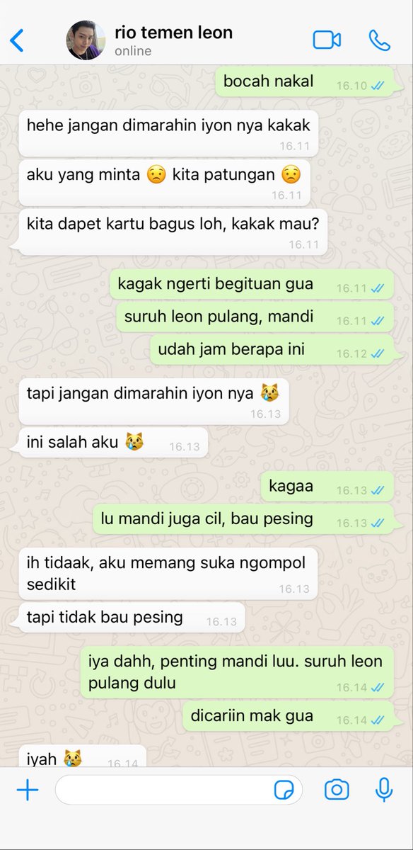 rulhyul's tweet photo. rio (r—yul) adalah tetangga baru oliver (o—hyul) dan adiknya, leon (l—ouis). rio sengaja berteman dengan leon agar bisa lebih dekat dengan oliver. ia selalu mengganggu dan bertingkah seperti anak kecil, padahal usia oliver dan rio hanya terpaut 8 bulan.

#nyulrul two tweets au https://t.co/tpIV4gyNWw