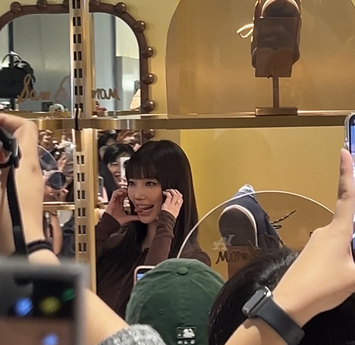 Matcha_1813's tweet photo. รีวิวการไปหาจิงๆยูครั้งแรกระยะไกล มุมกว้างมองโดยรวม สวย น่ารัก พยายามคุยเล่นกับแฟนคลับทุกๆโซนรอบๆจริงๆอะ แต่อย่างที่เห็นคนเยอะมากไปจนถึงชั้น2 แถมพื้นที่จำกัดโคตรๆ แต่จิงๆยังบ๊ายบาย ยกมือไหว้ ยังคุยเล่น พยายามมองไปถึงข้างหลัง ถึงจะเห็นได้ไกลๆก็ยังรู้อะว่าเขาสวยมาก แต่ที่มากกว่าคงเป็นความน่ารักของเขา 😭 นึกออกป่ะ ในส่วนของฟคมีทุกเพศทุกวัย ตั้งแต่มอต้นจนถึงวัยทำงาน 

#SamEdelmanXJingjing 
#SamEdelmanThailand