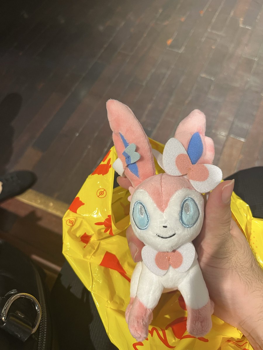 hst0922's tweet photo. 今日は久しぶりにポケモンセンターで
ニンフィアのぬいぐるみを買いました
曜ちゃんともしかしたら一緒に旅行に連れて行くかもです https://t.co/JdSCNWkNKN