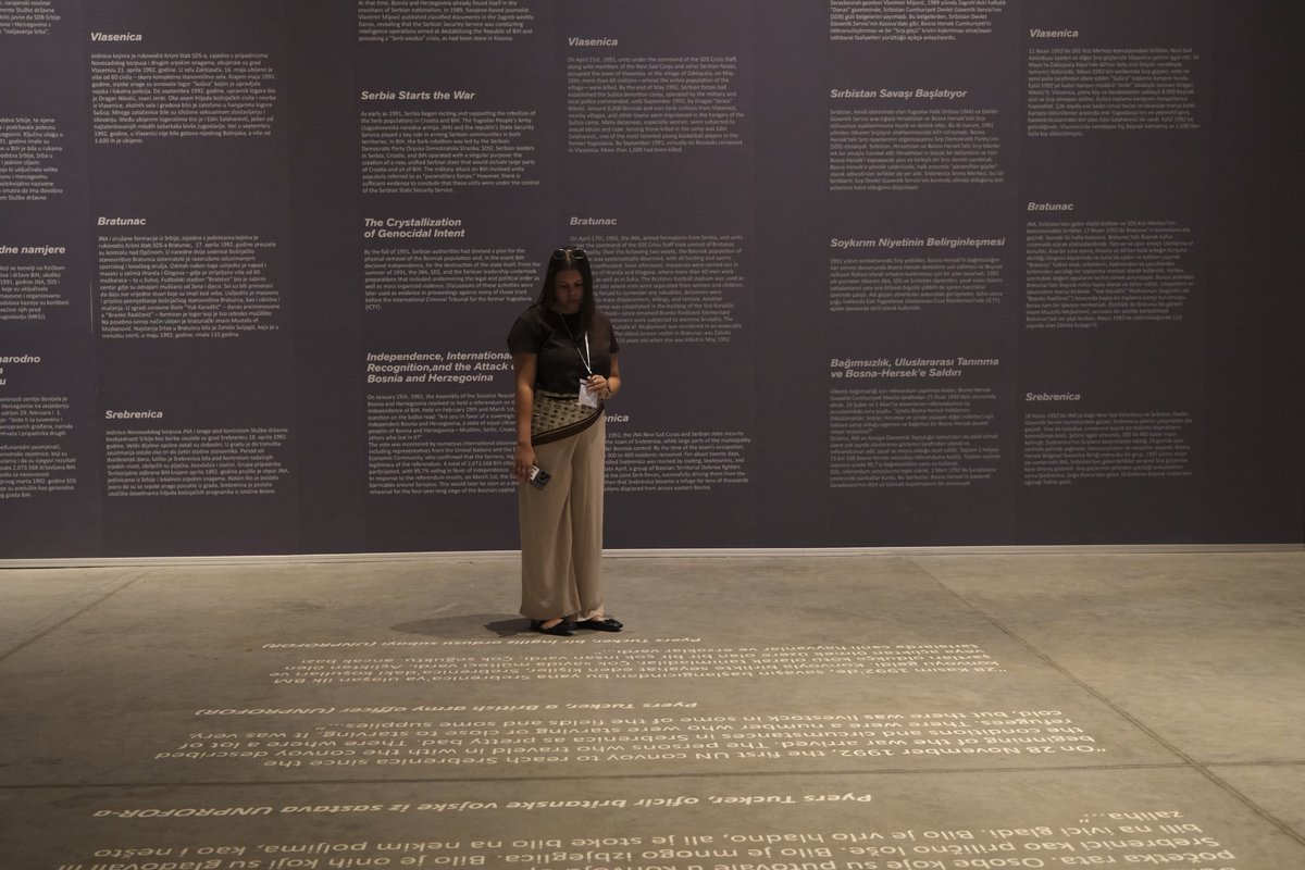 PCRCBiH's tweet photo. 📍Potočari

Naši učesnici su imali priliku obići muzej i izložbe Memorijalnog centra Srebrenica prolazeći kroz svjedočenja, fotografije i lične predmete koji svjedoče o genocidu i životima koji su ugašeni.

Svaka prostorija nosi djelić sjećanja: imena, lica i priče koje se ne smiju zaboraviti. Snažan podsjetnik zašto su ovakva mjesta važna: ne samo da sačuvaju prošlost, već da osiguraju da istina nikada ne bude izbrisana.

@SrebrenicaMC je naš dugogodišnji partner, i sretni smo što smo i 7. generaciju Škole za mlade Srebrenica ponovo doveli baš ovdje na mjesto gdje je sve i počelo.

#PCRCBiH #SYS26 #Srebrenica31 #sjecanje #mladi #remembrance #youth