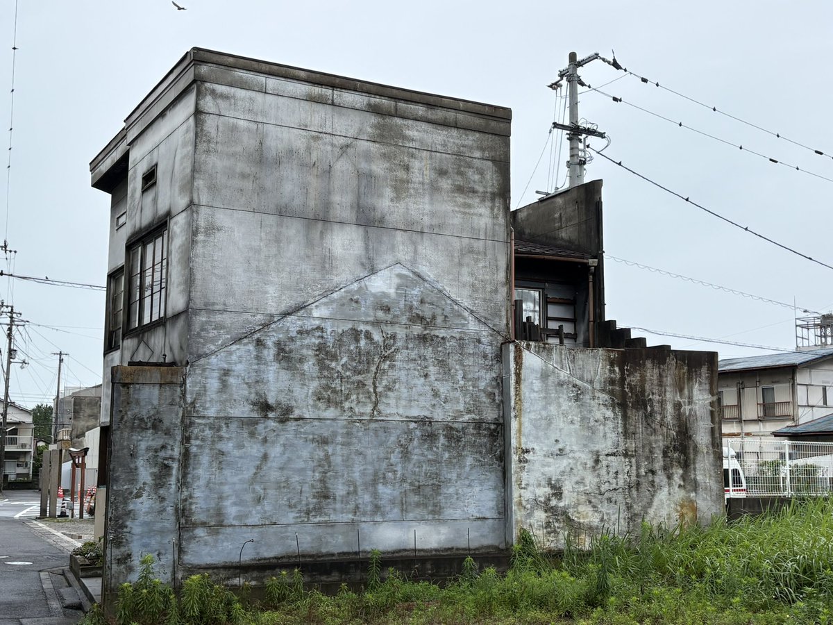 syumatsusyusyu's tweet photo. 中に和建築が隠されたトマソン付きコンクリ建築 https://t.co/QErjsJTCVl