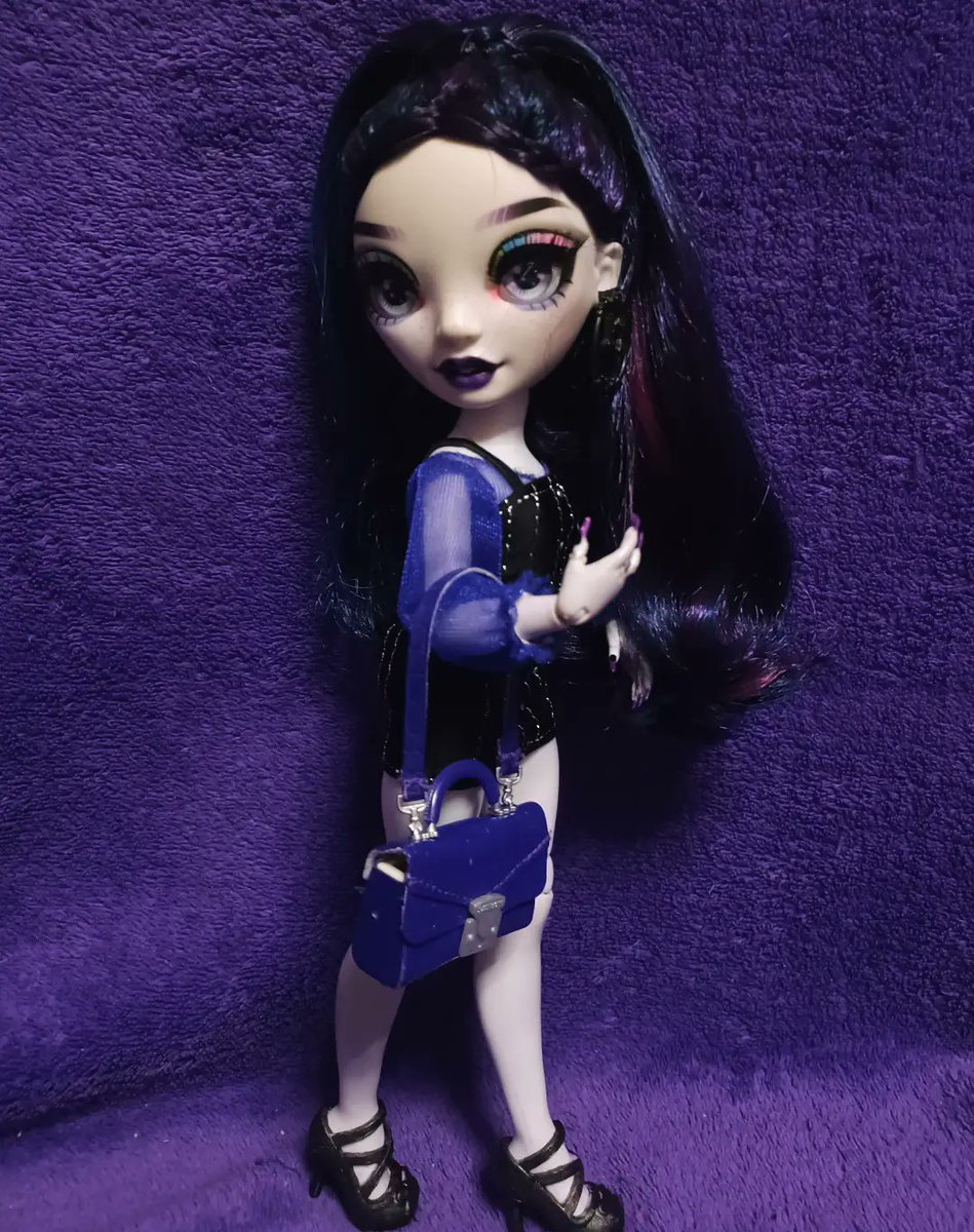 VeronicaStorm98's tweet photo. Naomi being beautiful.🖤💜
#mga #dolls #rainbowhigh #shadowhigh #stormtwins #naomistorm #shadowhighdoll #shadowhighdolls #restyle #dollrestyle #dollphotography #cute #casual #goth #blackandpurple #purple #black https://t.co/EuwpBdggMz