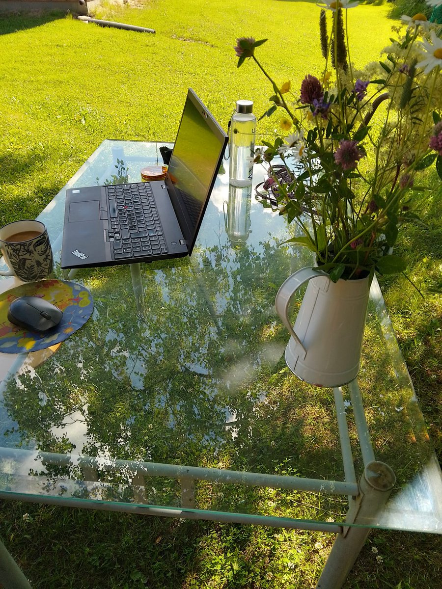 NiinaPakola's tweet photo. Vihdoinkin kesä myös Pohjanmaalla! Työpiste heti ulos tuulen vireeseen ja kesän tuoksuihin😊

Onneksi ei ole lietettä levitetty tänään lähipelloille😅

#pohjanmaa #kesä #sommar #österbotten https://t.co/szDxS7nb9J