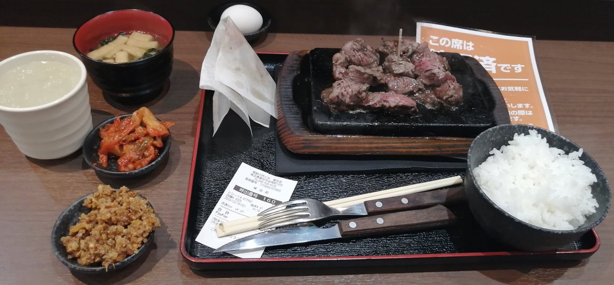 PMiyazaki33685's tweet photo. 【朗報】
日本のステーキ体験が「バグ」レベル。
たった1,000円で、胃袋が限界を迎えます。

■ 経営を疑う「神コスパ」
埼玉県草加市で見つかった、あるステーキ店。
看板には「税込1,000円でステーキ」の文字。
驚くべきは、肉以外の「すべて」です。
ご飯、味噌汁、惣菜が、すべておかわり自由。

■ 狂気的なサービス内容
・ロースステーキ：1,000円（約6.4ドル）
・ハンバーグ：950円（約6.1ドル）
・生卵、野沢菜、イカ塩辛まで食べ放題。
・「タイパ」も重視し、提供はわずか数分。

※1ドル＝156円換算

■ 数字で見る衝撃
・ステーキ1食：約1,000円
・サイドメニュー：実質0円
・満足度：プライスレス
物価高が叫ばれる世界において、

この価格維持は「奇跡」と呼ばれています。

■ 成功の裏側
あみやき亭グループの店名は、
「感動の肉と米」の圧倒的な仕入れ力。
セルフサービスによる徹底した効率化。
「安かろう悪かろう」を覆す、
肉本来の旨みを追求した感動の体験。

この店、もはや「食のインフラ」です。
お腹を空かせた全人類に教えたい。

あなたは、何杯おかわりしますか？