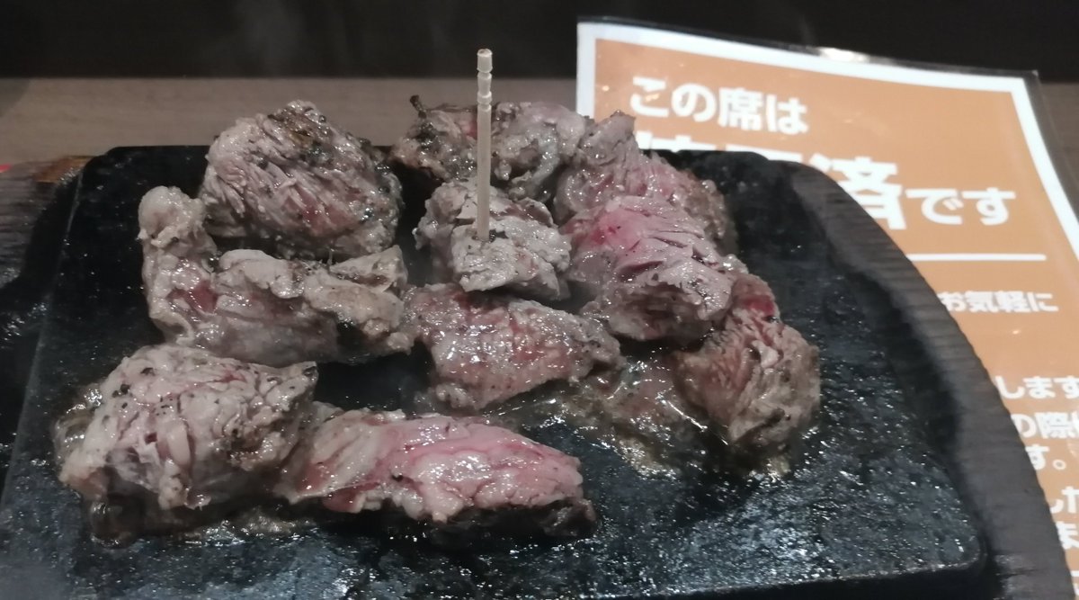PMiyazaki33685's tweet photo. 【朗報】
日本のステーキ体験が「バグ」レベル。
たった1,000円で、胃袋が限界を迎えます。

■ 経営を疑う「神コスパ」
埼玉県草加市で見つかった、あるステーキ店。
看板には「税込1,000円でステーキ」の文字。
驚くべきは、肉以外の「すべて」です。
ご飯、味噌汁、惣菜が、すべておかわり自由。

■ 狂気的なサービス内容
・ロースステーキ：1,000円（約6.4ドル）
・ハンバーグ：950円（約6.1ドル）
・生卵、野沢菜、イカ塩辛まで食べ放題。
・「タイパ」も重視し、提供はわずか数分。

※1ドル＝156円換算

■ 数字で見る衝撃
・ステーキ1食：約1,000円
・サイドメニュー：実質0円
・満足度：プライスレス
物価高が叫ばれる世界において、

この価格維持は「奇跡」と呼ばれています。

■ 成功の裏側
あみやき亭グループの店名は、
「感動の肉と米」の圧倒的な仕入れ力。
セルフサービスによる徹底した効率化。
「安かろう悪かろう」を覆す、
肉本来の旨みを追求した感動の体験。

この店、もはや「食のインフラ」です。
お腹を空かせた全人類に教えたい。

あなたは、何杯おかわりしますか？