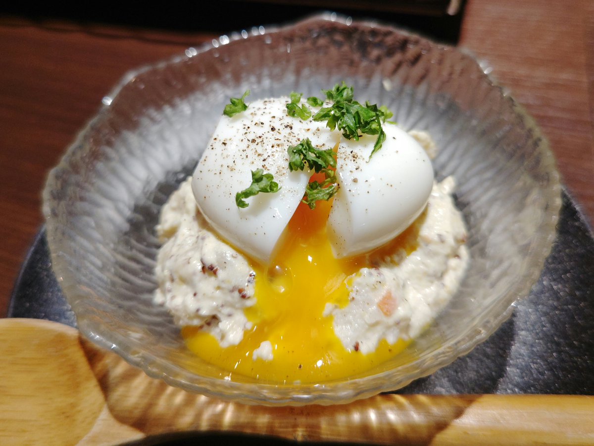 xia_sava's tweet photo. 大人のポテサラ，厳選お刺身三種盛り自家製玉ねぎ醤油と山わさび，ズワイガニonカニクリームコロッケ，北見玉ねぎまるごと焼き https://t.co/8ZLdLXvAYR