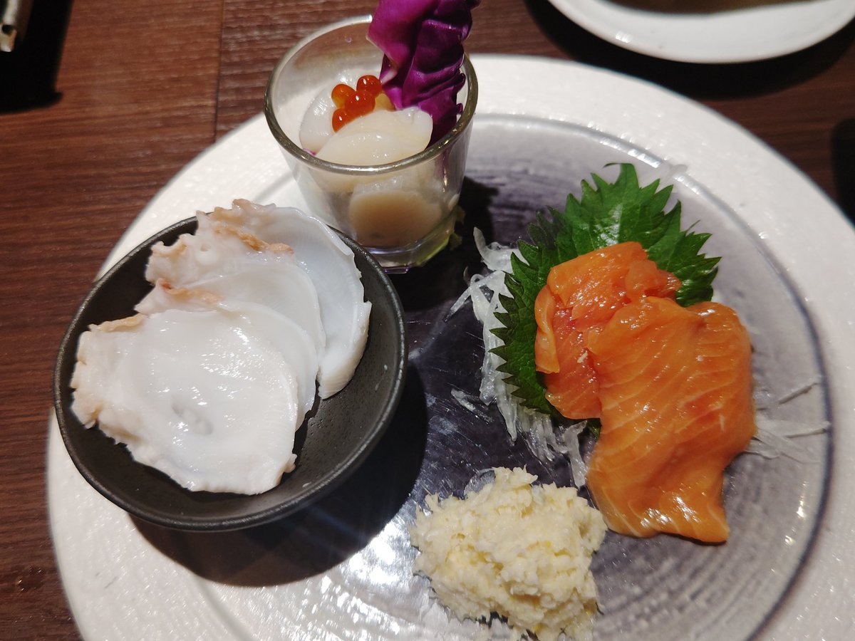 xia_sava's tweet photo. 大人のポテサラ，厳選お刺身三種盛り自家製玉ねぎ醤油と山わさび，ズワイガニonカニクリームコロッケ，北見玉ねぎまるごと焼き https://t.co/8ZLdLXvAYR