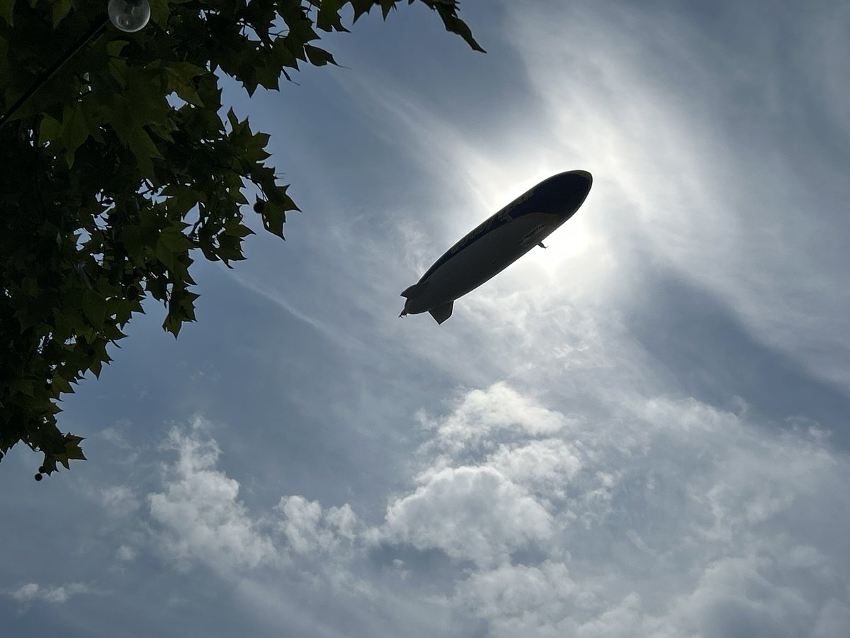 Smaxwell2981's tweet photo. #goodyear #blimp #london https://t.co/hWxGgwv9tX