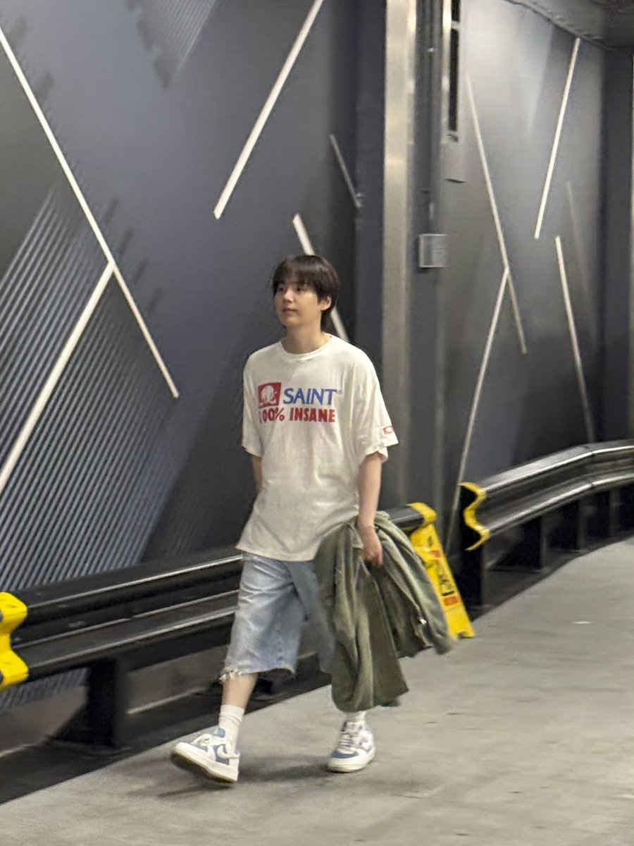 _BTSMoments's tweet photo. [📸 Instagram Post — #SUGA] (3/4)

🐱 LONDON 

(https://t.co/B7OEcNwGrN) https://t.co/InTOIdjfSM