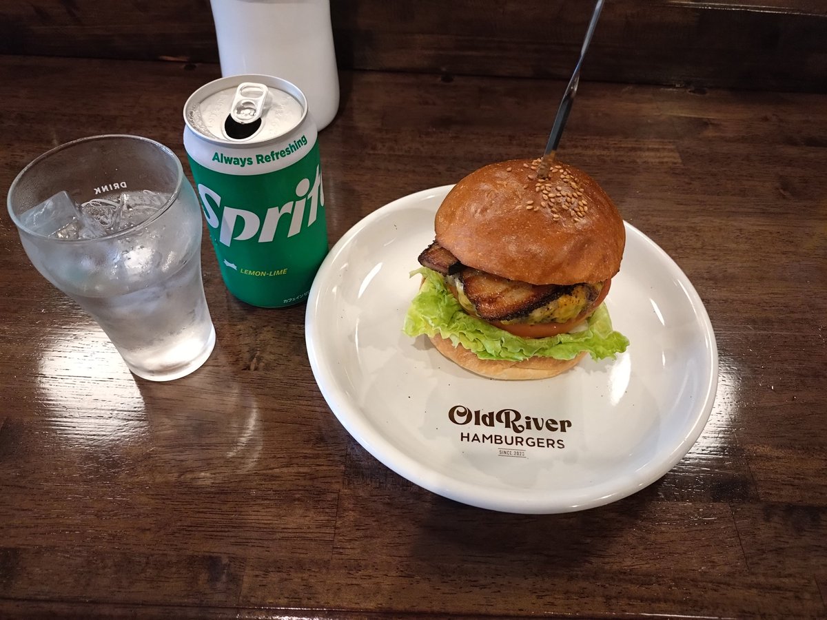 gWol6dg5NWzgxLp's tweet photo. #OldRiver
大崎市古川
オニオンリングが美味しいと聞いて、
久々に行きました。
オニオンリング美味しかったです🤤
美味しかったけど単品だから量が多いのでハンバーガーと一緒に食べていたんですがボ満腹になっちゃいました😳
次、頼むときは友達と行ってシェアします😆
ハンバーガーもやはり、
美味しい🤤