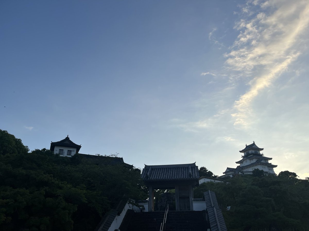 teabozu's tweet photo. 夕暮れの掛川城

今週もお疲れ様でした
明日も早起きして歩く
このあと法多山の万灯祭に行ってくる https://t.co/LX6d2bkvpA