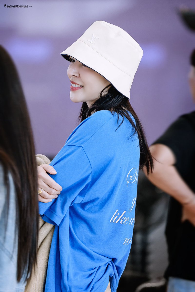 KHidemune00's tweet photo. 𝟸𝟼𝟶𝟽𝟷𝟶 𝐁𝐊𝐊 𝐭𝐨 𝐒𝐆𝐍 🛫

#FayePeraya #ฝ้ายพีรญา https://t.co/jMR6EImAmL