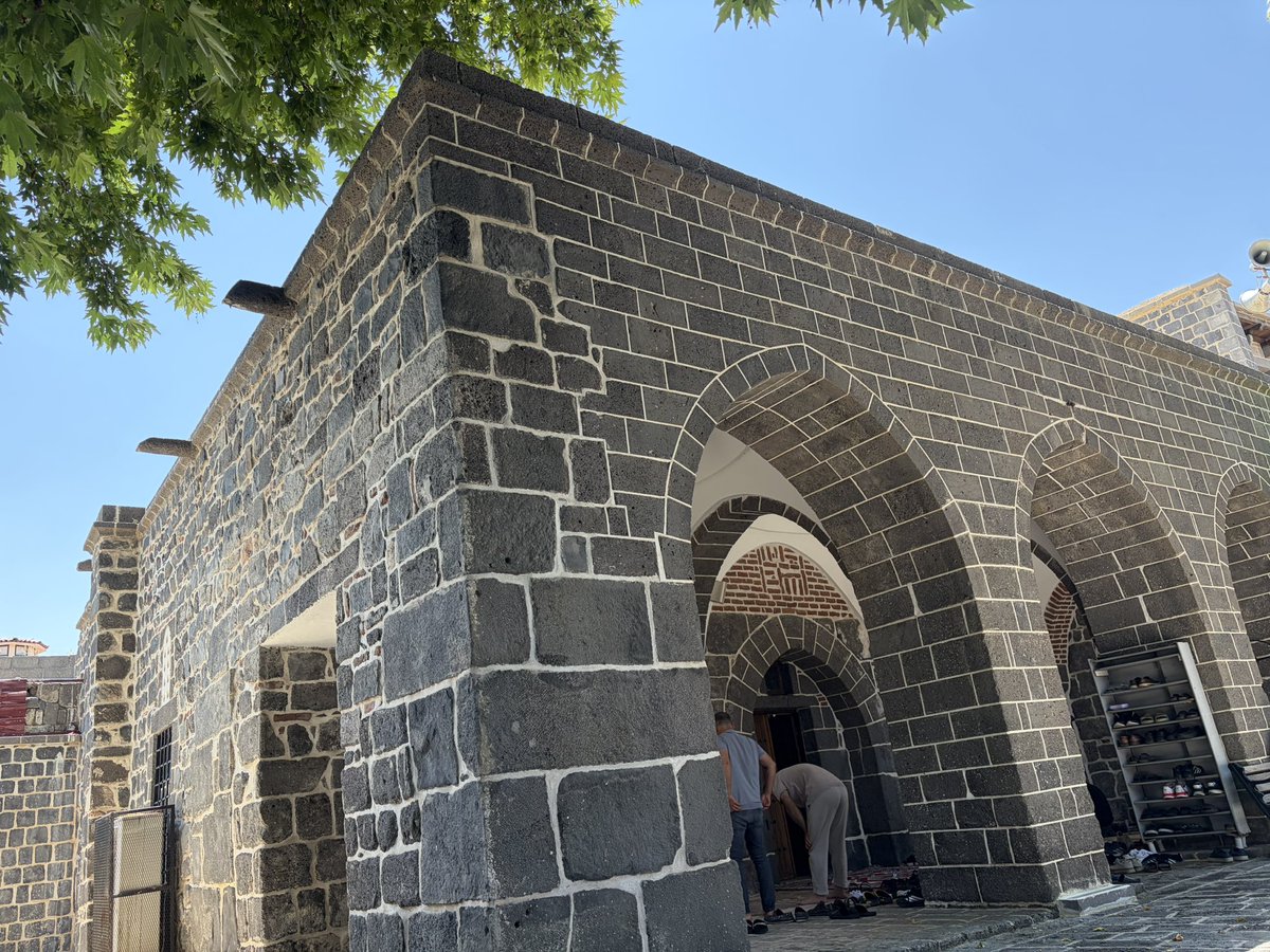 hasanakyoll06's tweet photo. “Emrolunduğun Gibi Dosdoğru Ol!”

📍Diyarbakır İbrahim Bey Camii

Hayırlı cumalar. https://t.co/sBKeHFkBMJ