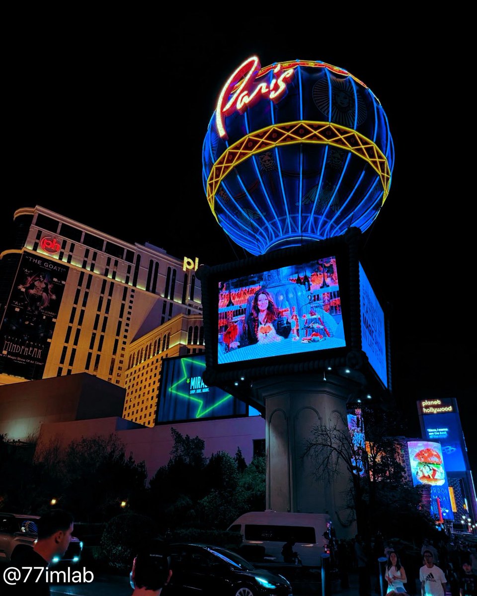 77imlab's tweet photo. I love Vegas but why does it gotta be so Damnn HOT? It’s 2:50am, thousands of ppl out &amp; it’s 95 degrees. It’s like I’m back in Abu Dhabi again. Sheesh. Anyways, we’re here for work. But why not look good &amp; feel good while doing so right? HELLO, Las Wages! 👋🏽😎🎰🏀💙 https://t.co/b5ccAdm1gw