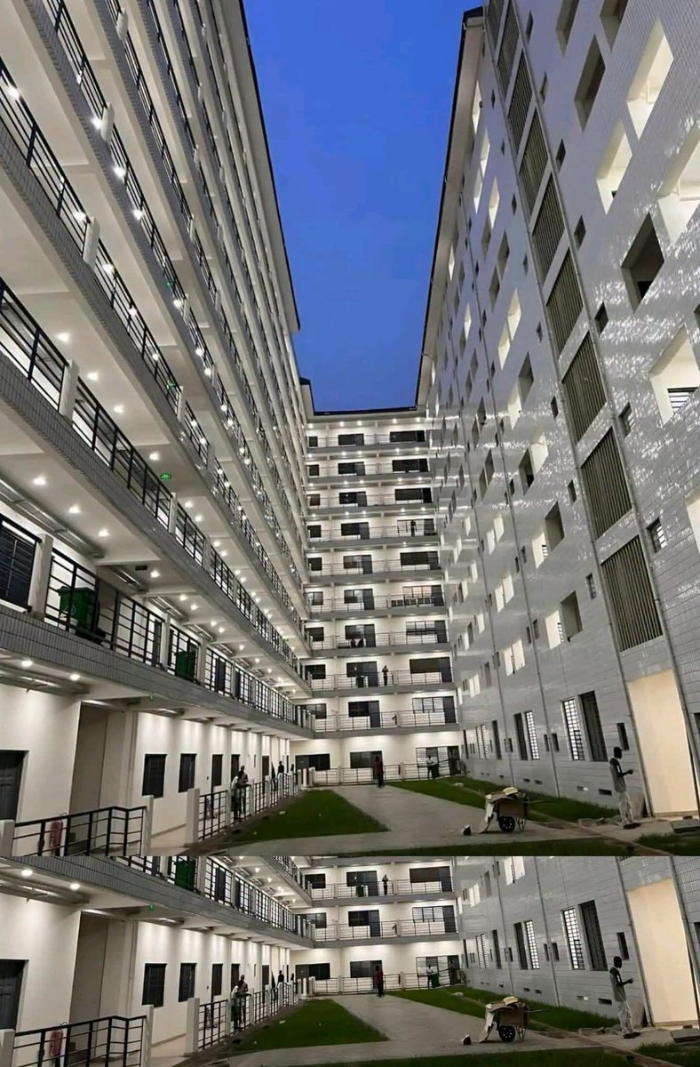 ConnaisAfrique's tweet photo. 🇬🇭Cette cour intérieure vertigineuse, c'est celle du Nii Amon Kotei Student Hostel (le célèbre "Hostel C"), la résidence universitaire publique de l'Université d’études professionnelles d'Accra (UPSA) au Ghana.

#Afrique https://t.co/bF2V4ZNMAx