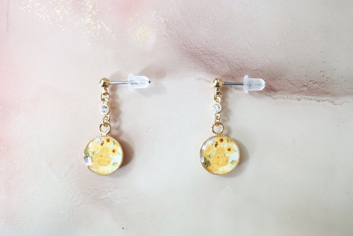 Juniper_color's tweet photo. ゴッホのひまわり🌻のリング、ピアス/イヤリングは名画ライセンスが2026年8月10日までです。あと1ヶ月の販売となりました。ハンドメイドアプリminneでの限定販売となっております。
▶︎ https://t.co/onk6IikVpI
#minne #ゴッホ #名画アクセサリー #minneartmuseum https://t.co/WjTi5iw3D7