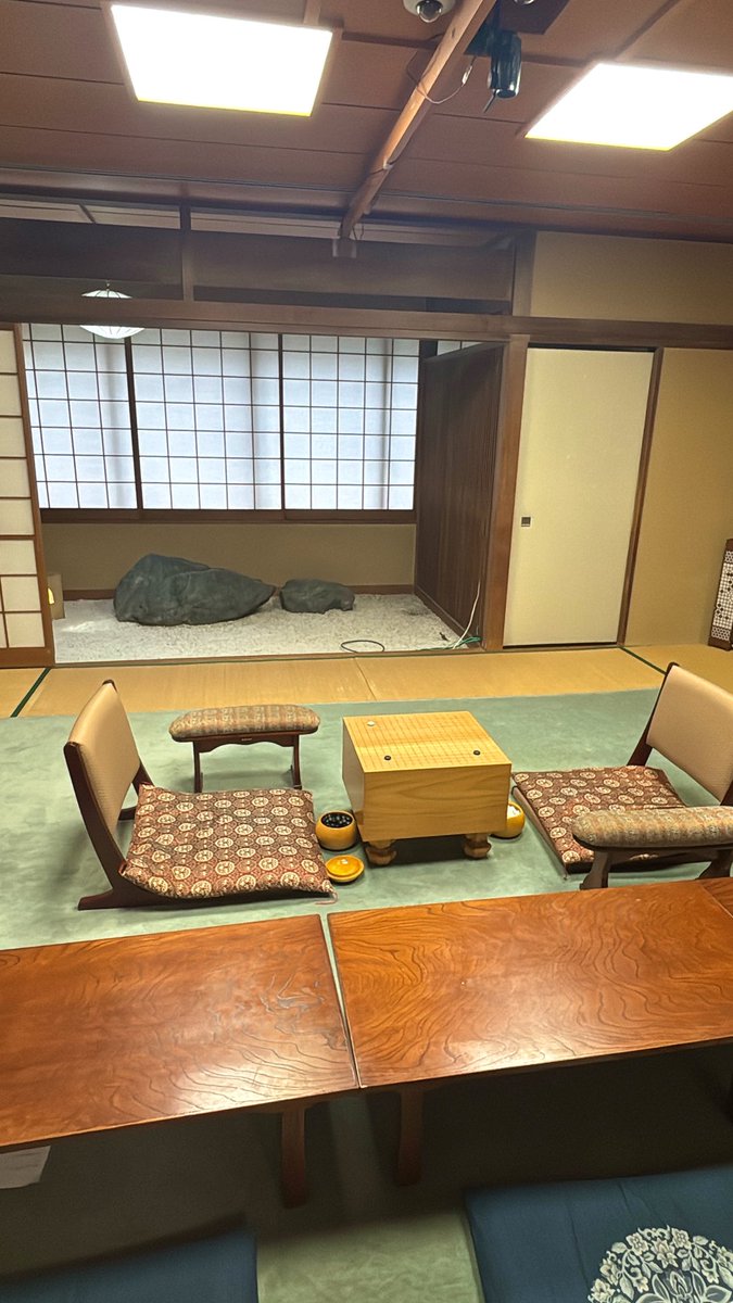 moiroku6666's tweet photo. 先日の棋院ツアーで見学させていただいた本物の幽玄の間と比べると、ちょっと変わってるところはあるもののとてつもない再現度におののく これを手描きで…
 #ヒカルの碁展東京凱旋に行ってきました https://t.co/58enuxWjp9