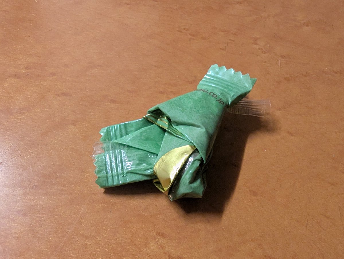 ArturGalata's tweet photo. 日本人の友達とお菓子食べてると、かなりの確率でこれが量産されて面白い。 https://t.co/wDHMO4ru93