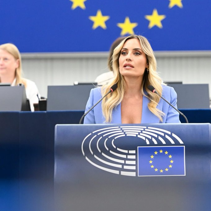 onedio's tweet photo. Yunanistan Başbakanı Kiryakos Miçotakis'in partisinden AP Milletvekili Eleonora Meleti'nin hazırladığı raporun, Avrupa Parlamentosu Genel Kurulu'nda 575 kabul ve 33 ret oyuyla onaylandığı öğrenildi.

Raporda, Kıbrıs Barış Harekâtı sırasında Türk askerlerinin Rum kadınlara yönelik cinsel şiddet uyguladığı yönündeki asılsız iddialara yer verildi.

Kararda, Rum kadınlar ve kız çocukları "suç mağduru" olarak nitelendirilirken, Türkiye'ye uluslararası hukuk önünde sorumluluk kabul etmesi ve tazminat ödemesi çağrısında bulunuldu.
