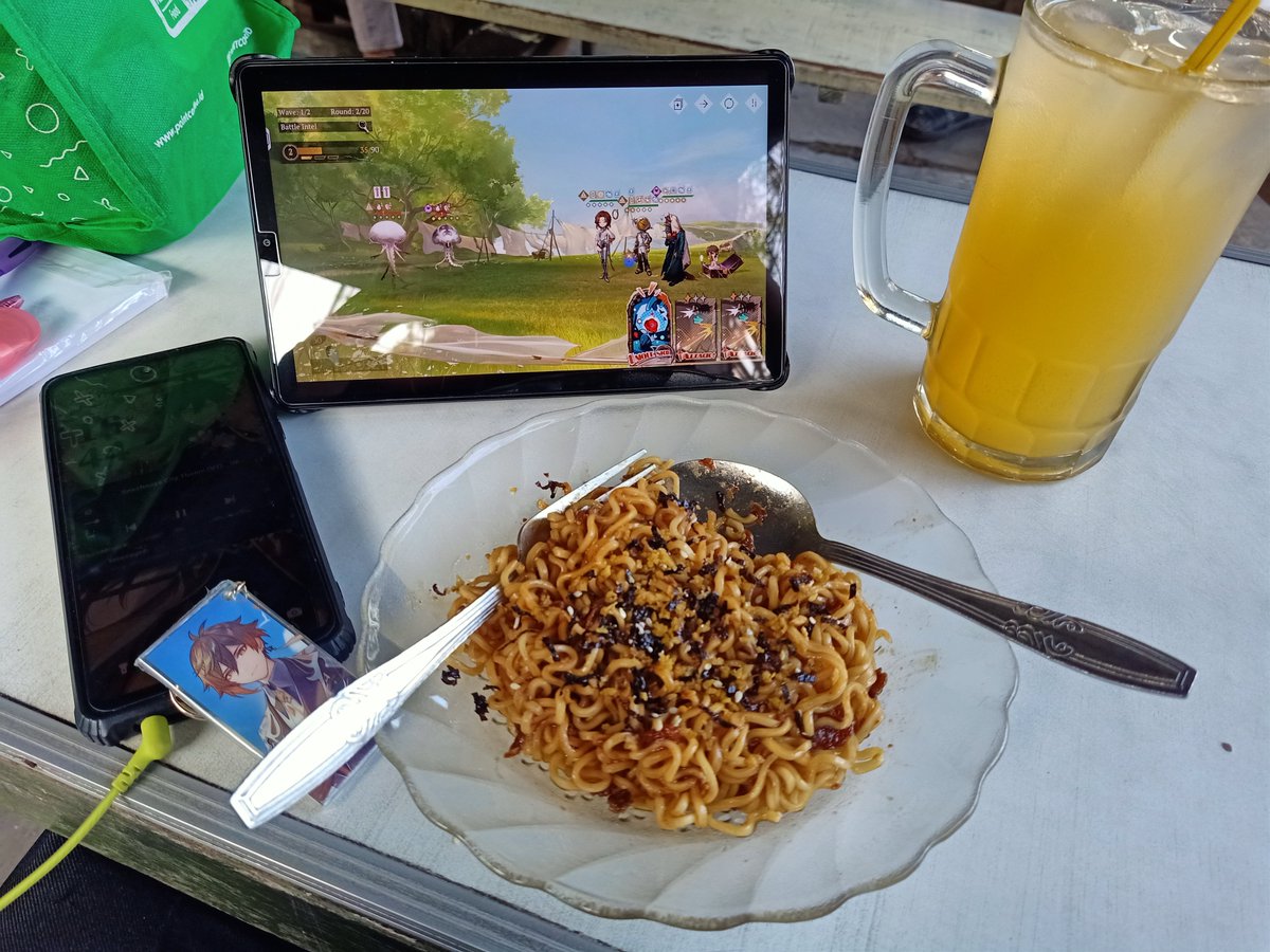 AgateRaline's tweet photo. Disaat daily mepet waktu reset...
Warkop penyelamatnya 😺 https://t.co/N2C6S3hleC