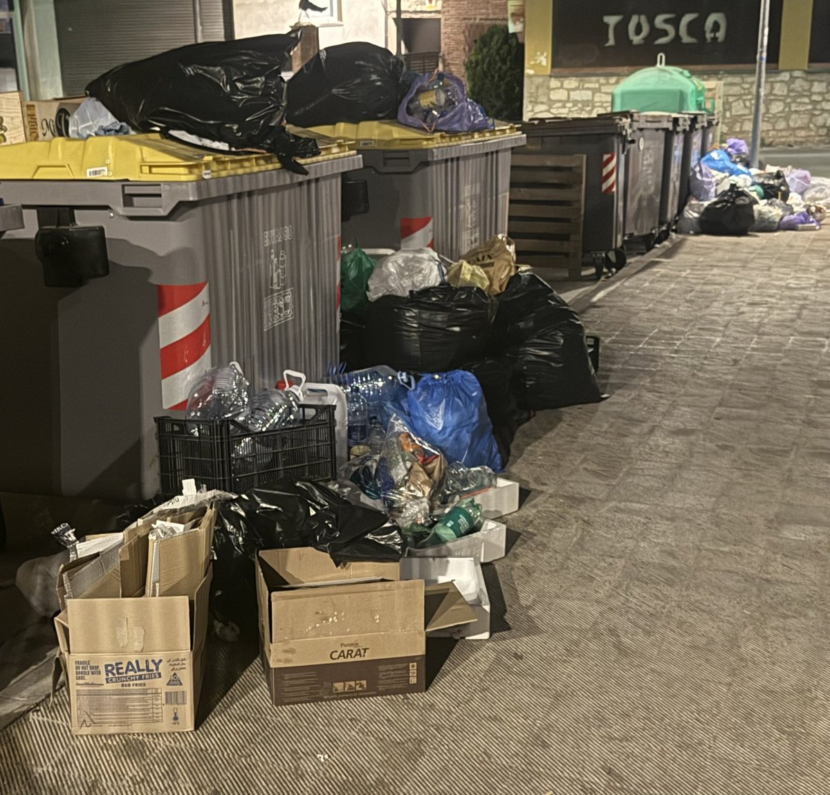 LluisLleonart's tweet photo. Maleíit el dia que el @consorcibages va tenir aquesta nova i nefasta idea del sistema de contenidors, amb orificis d’entrada ridículs i només accessibles un cop per setmana!!! 🤬
#moià fa pena 🥲 i pudor 💩
Impossible contactar amb ells !!!
@ajmoia no hi podeu fer res?
#incivisme https://t.co/nOjRXWEMn3