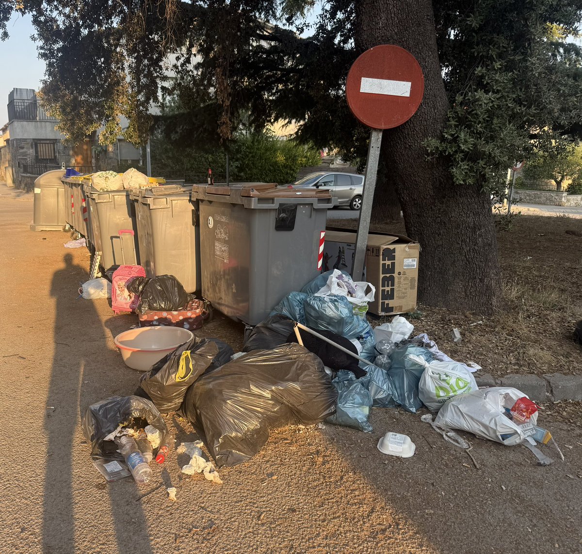 LluisLleonart's tweet photo. Maleíit el dia que el @consorcibages va tenir aquesta nova i nefasta idea del sistema de contenidors, amb orificis d’entrada ridículs i només accessibles un cop per setmana!!! 🤬
#moià fa pena 🥲 i pudor 💩
Impossible contactar amb ells !!!
@ajmoia no hi podeu fer res?
#incivisme https://t.co/nOjRXWEMn3