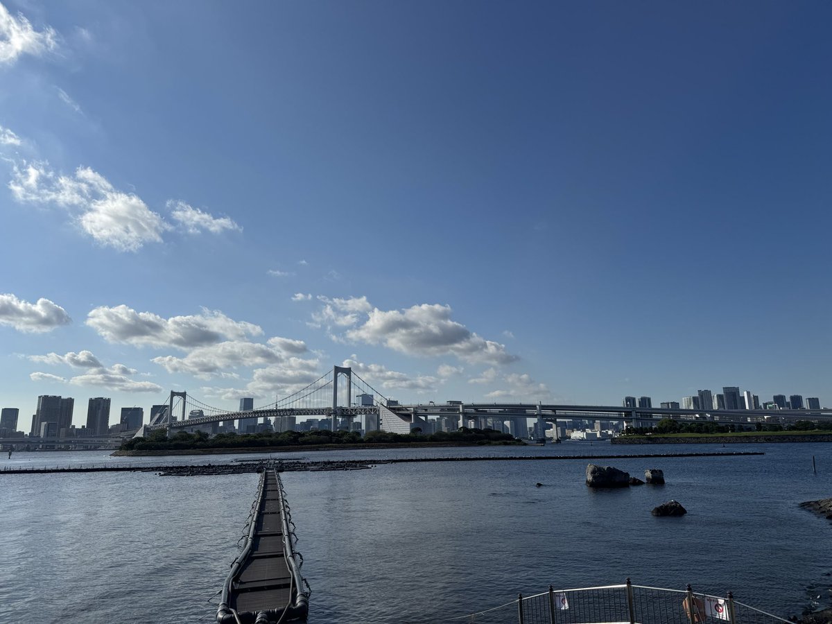 HirokoKado's tweet photo. 今日は午前中に杉並区浴場組合の定例会でご挨拶（東京27区の黒崎先生も一緒）、その後、代議士会、衆議院本会議で皇室典範改正法案の採決ののち、安倍晋三元総理の回顧展へ。
今日のお昼、議事堂外で、本会議に向かうべく秘書さんと離れて一人で歩こうとした瞬間に、私に罵声を浴びせながら近づいた方がおられました。（衛士さんたちのおかげで大事には至っておりません。）
民主主義の現在地について、改めて色々な思いが込み上げる一日でしたが、安倍元総理の遺された言葉を振り返りながら、海沿いの空を見上げると、夏空でした。

#杉並区 #東京8区　#自民党