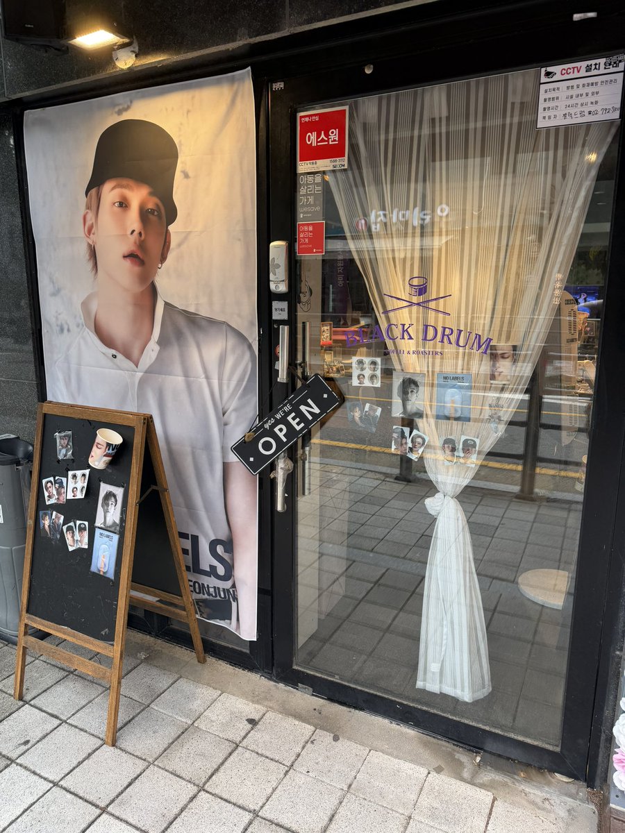 hard2imagines's tweet photo. a cafe &amp; convenience store near hybe for no labels part 2 release day ❣️

#YEONJUN #YEONJUN_ICECREAM https://t.co/ZshhQinFq8