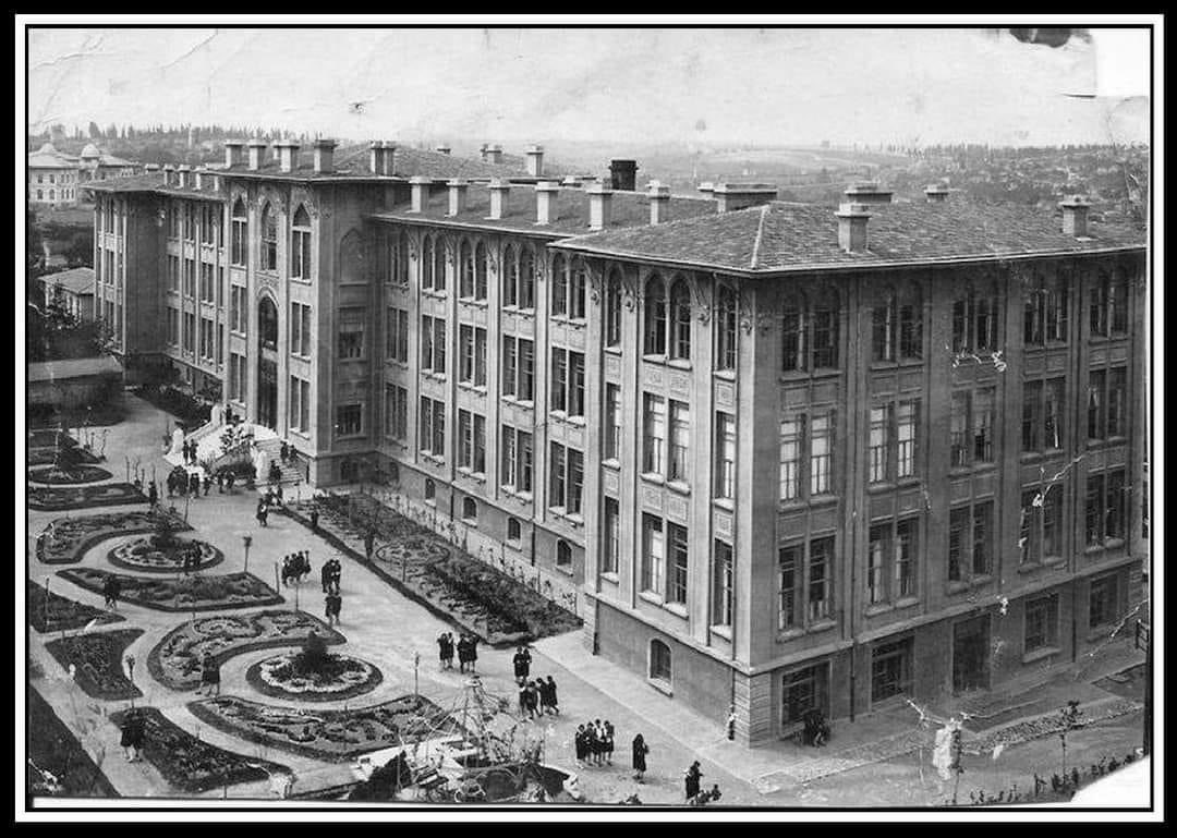 onderkayaistan1's tweet photo. Çap fen lisesi. Eski Darülmuallimat. Pertevniyal lisesi bir dönem buraya taşınmıştı. Ben de o yıllarda Pertevniyal lisesini bu binada okudum https://t.co/v7MpUgX2pj