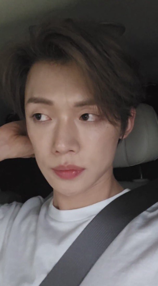 translatingTXT's tweet photo. 🦊 i ate earlier! i came on since it was the first performance
🦊 i was happy with how music bank turned out
🦊 i can just go back and rest~
🦊 ice cream for dessert? that sounds great!
🦊 i look younger with my hair like this? thank you~ https://t.co/dn7QCNmpF5