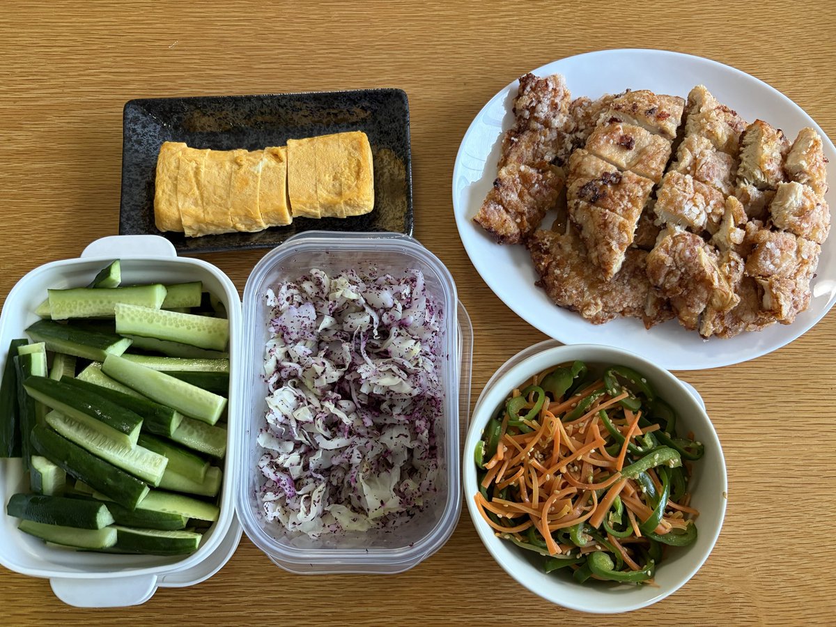 AkileoA's tweet photo. 今日の作り置き
卵焼き
キャベツのゆかり和え
ピーマンと人参のきんぴら
スティック胡瓜(もらったやつ)
メインは鶏胸肉の大判揚げ
今日は梅雨明け恒例、窓掃除。
本格的に暑くなる前に窓掃除して、虫除けスプレー吹きつけ。
ベランダ虫除け設置と、洋服虫除け設置も。
#作り置き https://t.co/ptE2SsBIPY